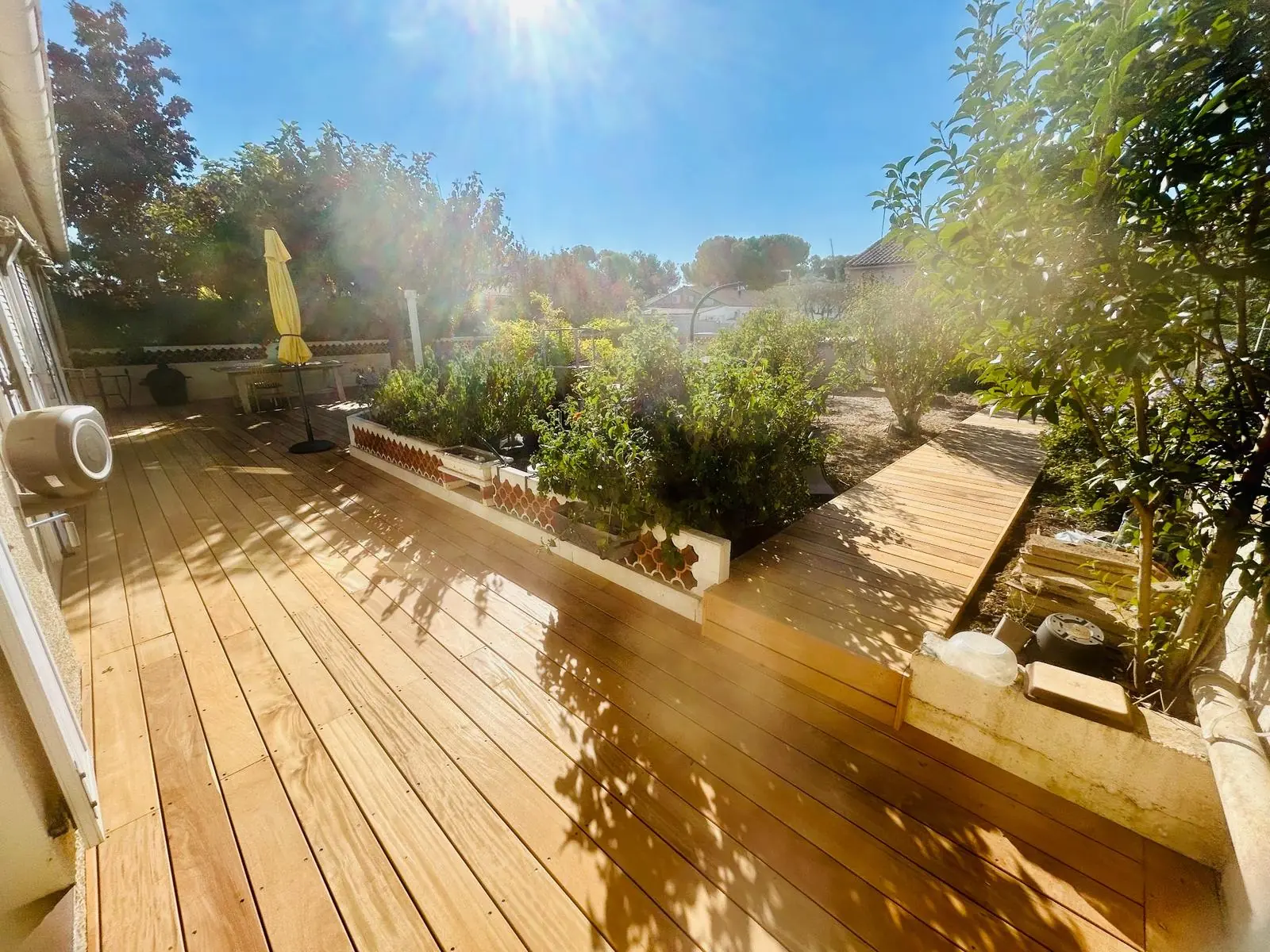 Terrasse bois autour de piscine